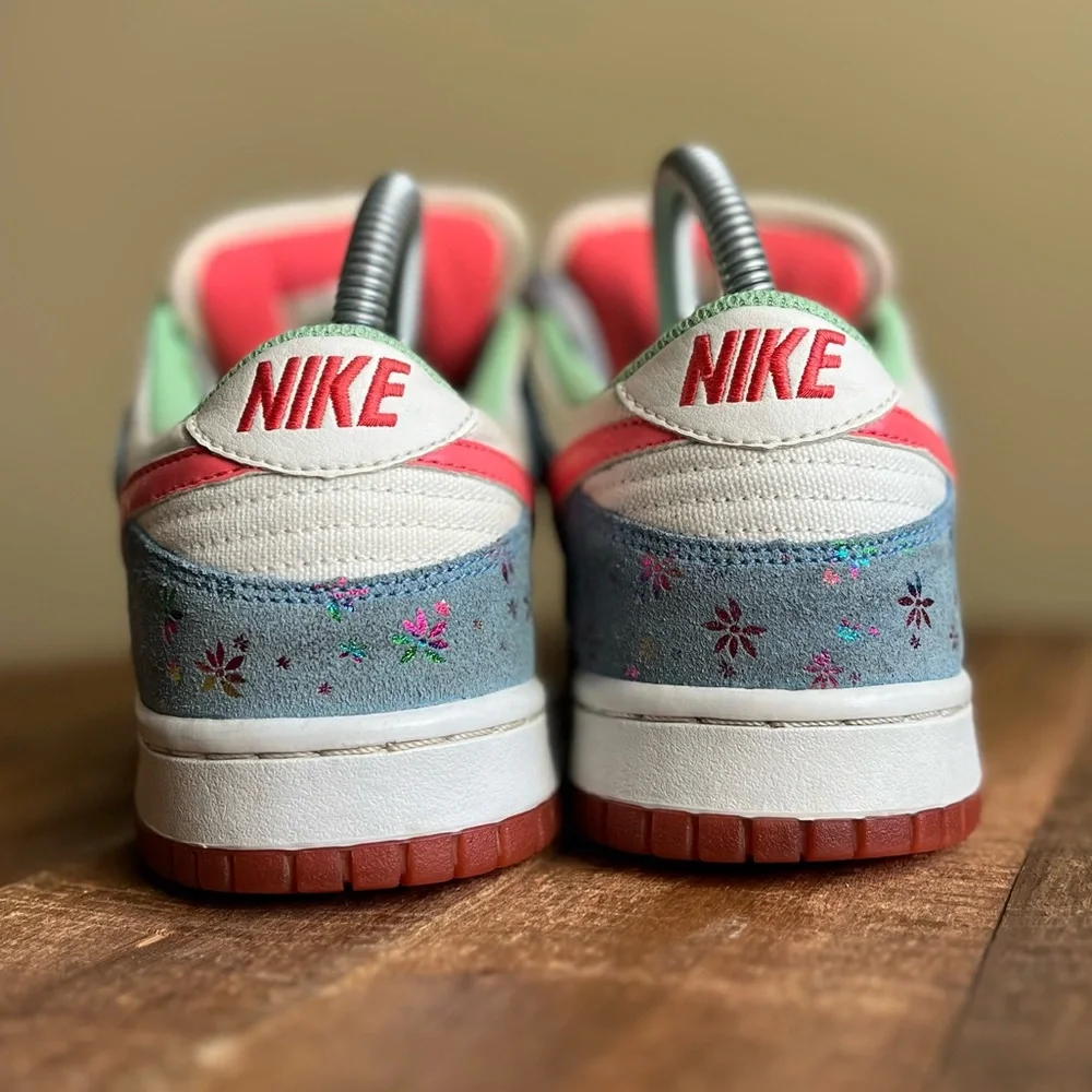 Vintage 2007 Nike Dunk Low, Womens 7.5, Metallic Summit White / Mist Blue - Picture 5 of 9